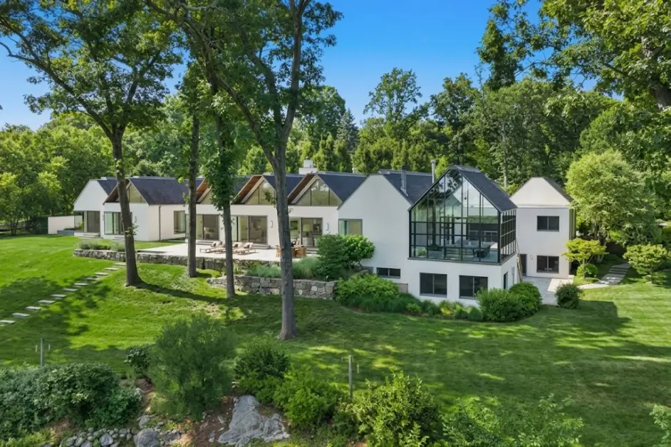 A view of Matthew Broderick and Sarah Jessica Parker's charming Hamptons beach cottage in Amagansett, New York.
